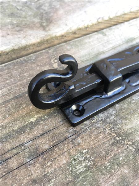 Grote foto een fraaie deurgrendel mat zwart gemaakt van smeedijzer doe het zelf en verbouw materialen en producten