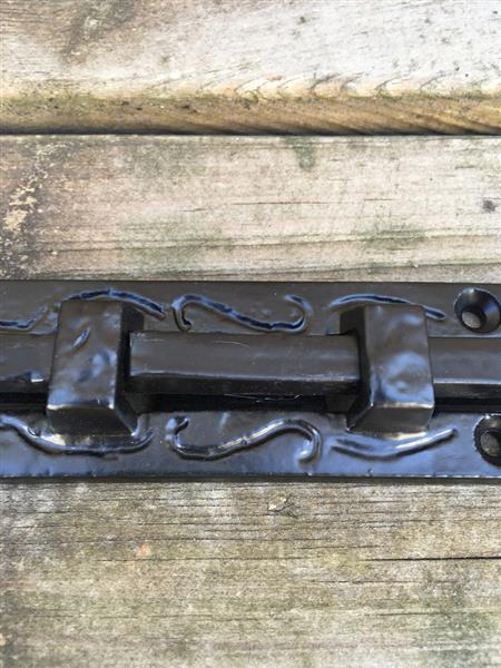 Grote foto een fraaie deurgrendel mat zwart gemaakt van smeedijzer doe het zelf en verbouw materialen en producten