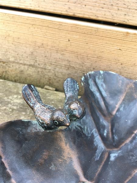Grote foto metalen vogelbad in de vorm van een blad met 2 vogels zittend op de rand prachtig afgewerkt tuin en terras tuindecoratie