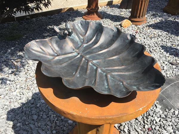 Grote foto metalen vogelbad in de vorm van een blad met 2 vogels zittend op de rand prachtig afgewerkt tuin en terras tuindecoratie