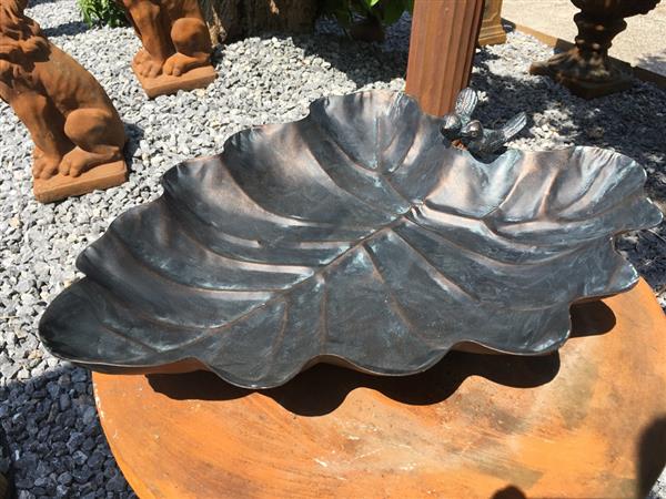 Grote foto metalen vogelbad in de vorm van een blad met 2 vogels zittend op de rand prachtig afgewerkt tuin en terras tuindecoratie
