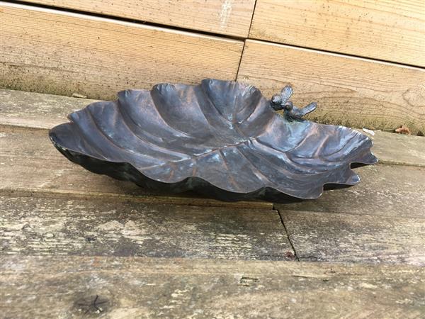 Grote foto metalen vogelbad in de vorm van een blad met 2 vogels zittend op de rand prachtig afgewerkt tuin en terras tuindecoratie