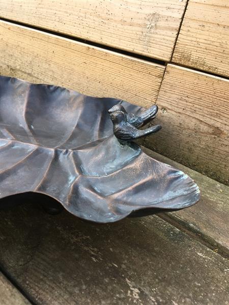 Grote foto metalen vogelbad in de vorm van een blad met 2 vogels zittend op de rand prachtig afgewerkt tuin en terras tuindecoratie