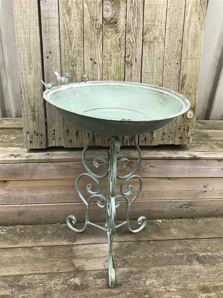 Grote foto mooi groot vogelbad gemaakt van metaal zeer decoratief tuin en terras tuindecoratie