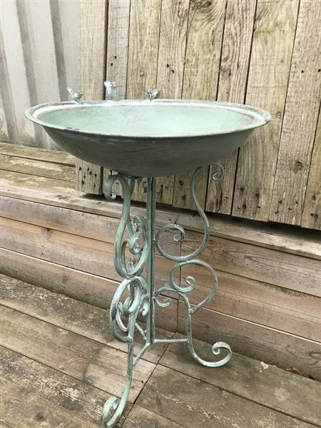 Grote foto mooi groot vogelbad gemaakt van metaal zeer decoratief tuin en terras tuindecoratie