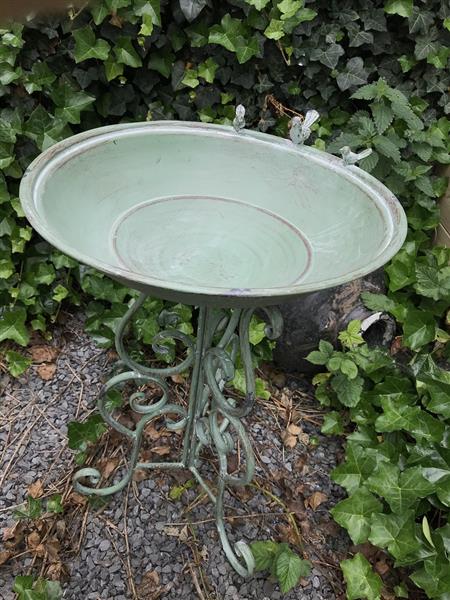 Grote foto mooi groot vogelbad gemaakt van metaal zeer decoratief tuin en terras tuindecoratie