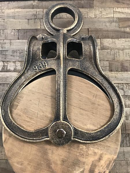 Grote foto een fraaie katrol cast iron pully groot tuin en terras tuindecoratie