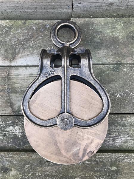 Grote foto een fraaie katrol cast iron pully groot tuin en terras tuindecoratie
