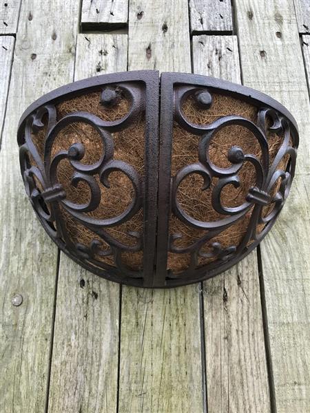 Grote foto een plantenbak mand voor aan de muur mooie wanddecoratie tuin en terras tuindecoratie