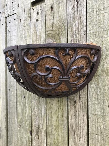 Grote foto een plantenbak mand voor aan de muur mooie wanddecoratie tuin en terras tuindecoratie