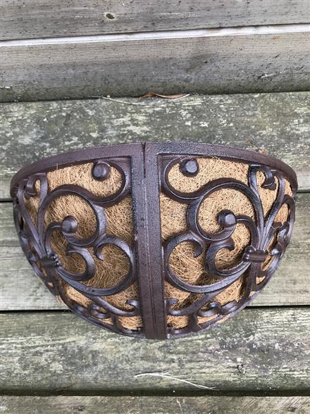 Grote foto een plantenbak mand voor aan de muur mooie wanddecoratie tuin en terras tuindecoratie