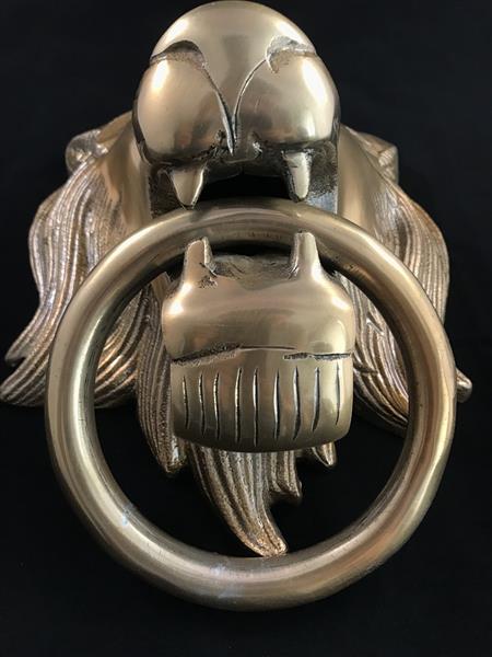 Grote foto een leeuwenkop gemaakt van aluminium in messing kleur als deurklopper tuin en terras tuindecoratie