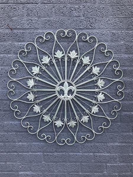 Grote foto mooi wandornament met de franse lelie in het midden tuin en terras tuindecoratie