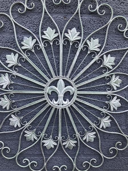 Grote foto mooi wandornament met de franse lelie in het midden tuin en terras tuindecoratie