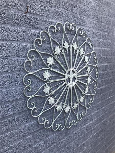 Grote foto mooi wandornament met de franse lelie in het midden tuin en terras tuindecoratie