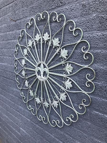 Grote foto mooi wandornament met de franse lelie in het midden tuin en terras tuindecoratie