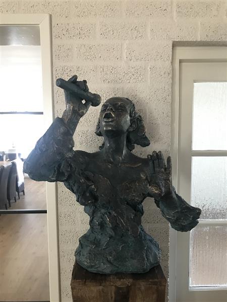 Grote foto prachtige torso van een jazz muzikant de zangeres in green gold tuin en terras tuindecoratie