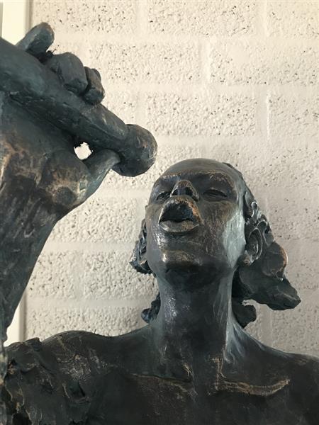 Grote foto prachtige torso van een jazz muzikant de zangeres in green gold tuin en terras tuindecoratie