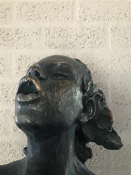 Grote foto prachtige torso van een jazz muzikant de zangeres in green gold tuin en terras tuindecoratie