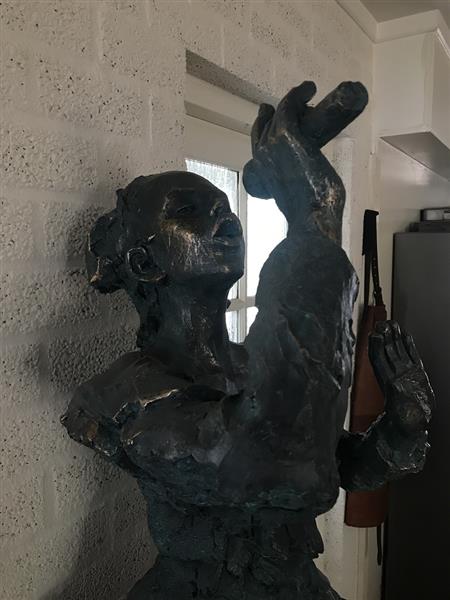 Grote foto prachtige torso van een jazz muzikant de zangeres in green gold tuin en terras tuindecoratie