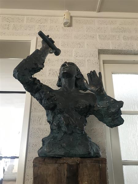 Grote foto prachtige torso van een jazz muzikant de zangeres in green gold tuin en terras tuindecoratie