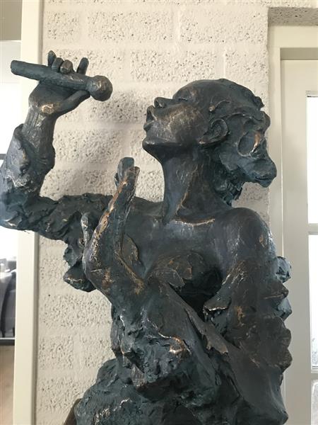 Grote foto prachtige torso van een jazz muzikant de zangeres in green gold tuin en terras tuindecoratie