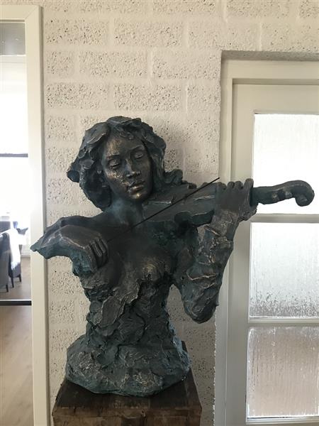 Grote foto prachtige torso van een jazz muzikant met een viool in green gold tuin en terras tuindecoratie