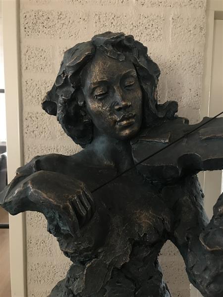 Grote foto prachtige torso van een jazz muzikant met een viool in green gold tuin en terras tuindecoratie