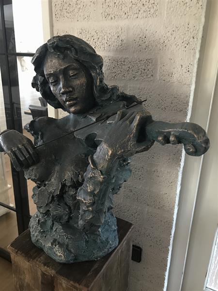 Grote foto prachtige torso van een jazz muzikant met een viool in green gold tuin en terras tuindecoratie