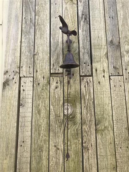 Grote foto een sierlijke deurbel met een vogel erop gemaakt van gietijzer doe het zelf en verbouw materialen en producten