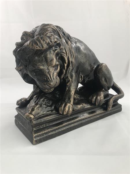 Grote foto een prachtig beeld van een leeuw met zijn prooi een zwijn gemaakt van gietijzer brons look tuin en terras tuindecoratie