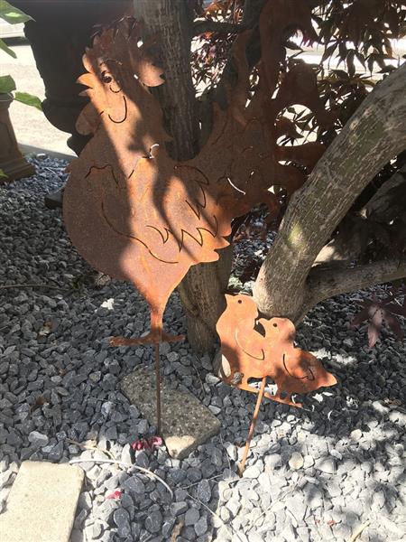 Grote foto silhouette van een haan en zijn 2 kuikentjes gemaakt van gietijzer rust tuin en terras tuindecoratie