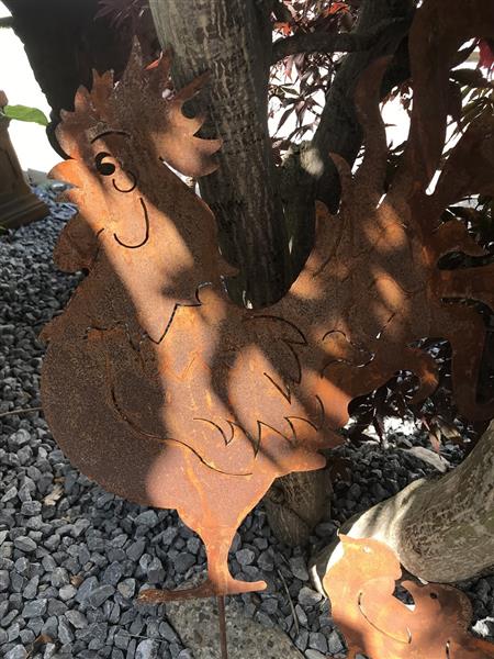 Grote foto silhouette van een haan en zijn 2 kuikentjes gemaakt van gietijzer rust tuin en terras tuindecoratie