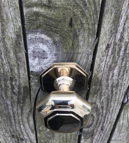 Grote foto een prachtige grote vast staande deurknop gemaakt van messing glanzend oppervlak doe het zelf en verbouw materialen en producten