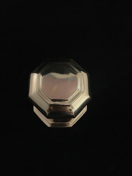 Grote foto een prachtige grote vast staande deurknop gemaakt van messing glanzend oppervlak doe het zelf en verbouw materialen en producten