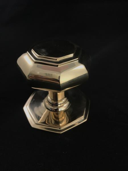 Grote foto een prachtige grote vast staande deurknop gemaakt van messing glanzend oppervlak doe het zelf en verbouw materialen en producten