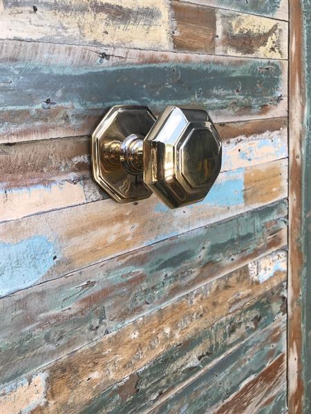 Grote foto een prachtige grote vast staande deurknop gemaakt van messing glanzend oppervlak doe het zelf en verbouw materialen en producten