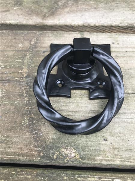 Grote foto een set trekhendels voor bijvoorbeeld de deur gietijzer mat zwart doe het zelf en verbouw materialen en producten