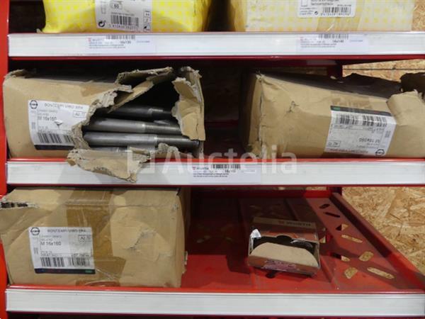 Grote foto inhoud van 2 planken schroeven bouten doe het zelf en verbouw onderdelen en accessoires