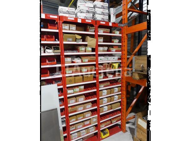 Grote foto inhoud van 2 planken schroeven bouten doe het zelf en verbouw onderdelen en accessoires