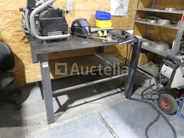 Grote foto lastafel met bankschroef doe het zelf en verbouw ijzerwaren en bevestigingsmiddelen