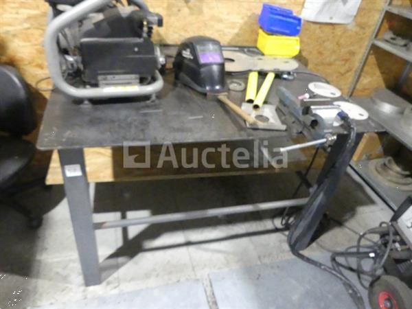 Grote foto lastafel met bankschroef doe het zelf en verbouw ijzerwaren en bevestigingsmiddelen