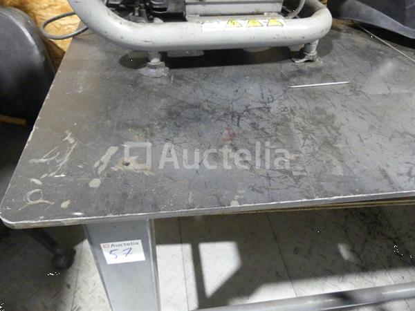 Grote foto lastafel met bankschroef doe het zelf en verbouw ijzerwaren en bevestigingsmiddelen