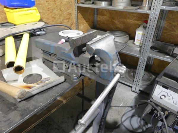 Grote foto lastafel met bankschroef doe het zelf en verbouw ijzerwaren en bevestigingsmiddelen