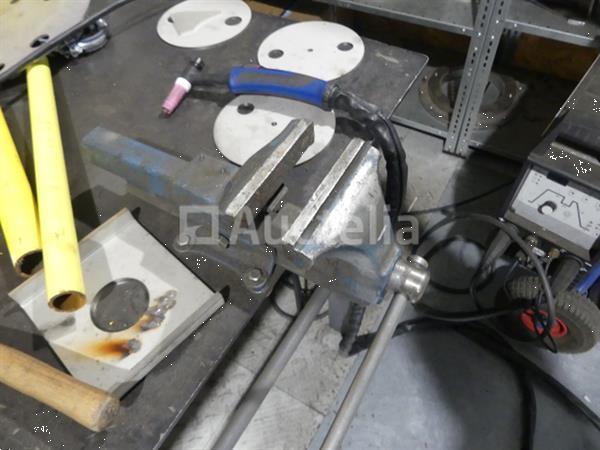 Grote foto lastafel met bankschroef doe het zelf en verbouw ijzerwaren en bevestigingsmiddelen