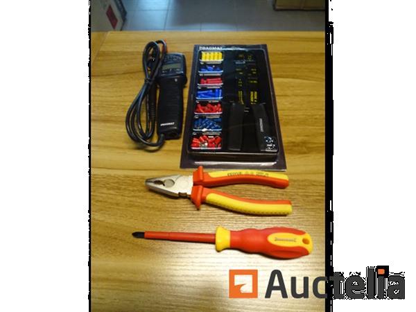 Grote foto elektrische tester elektricienset met tang tang en elektriciensschroevendraaier doe het zelf en verbouw gereedschappen en machines