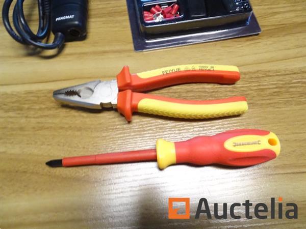 Grote foto elektrische tester elektricienset met tang tang en elektriciensschroevendraaier doe het zelf en verbouw gereedschappen en machines