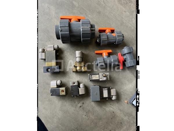 Grote foto partij afsluiters vnl burkert doe het zelf en verbouw gereedschappen en machines