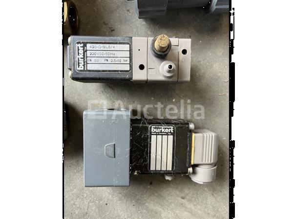 Grote foto partij afsluiters vnl burkert doe het zelf en verbouw gereedschappen en machines