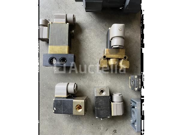 Grote foto partij afsluiters vnl burkert doe het zelf en verbouw gereedschappen en machines